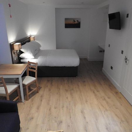House Of Juniper - Luxury Accessible Apartment ブロードフォード エクステリア 写真